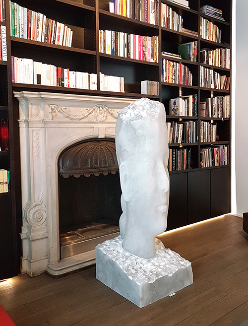 Escultura del artista Jaume Plensa expuesta en la Maison Particulière