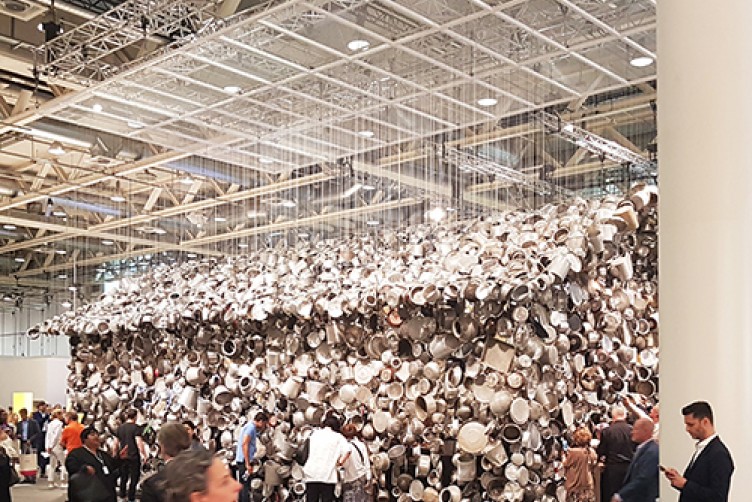 “Cooking the World” (2017) de Subodh Gupta