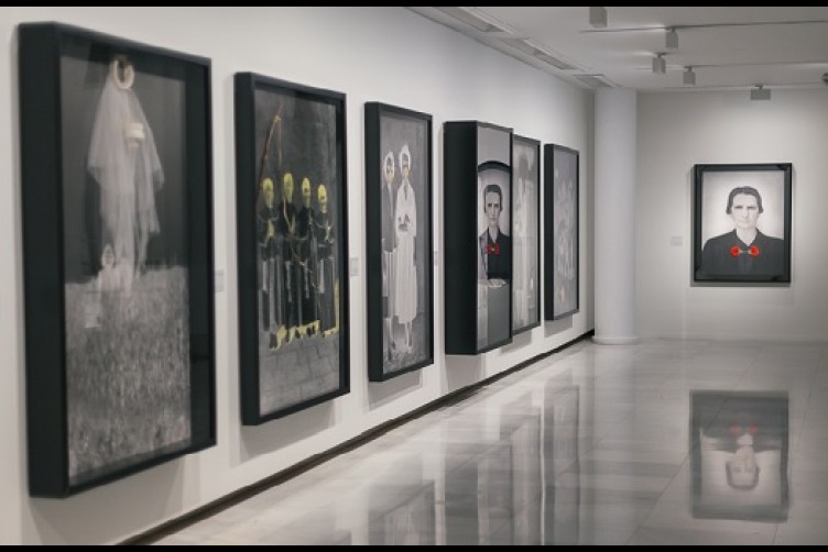 Fotografía de las obras de Carmen Calvo expuestas en la Sala Alcalá 31