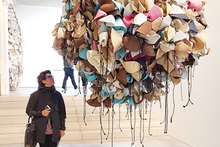 Obra “Hats” (2016) del artista Hassan Sharif. 290x210x200. Creada con sombreros y cuerda de algodón