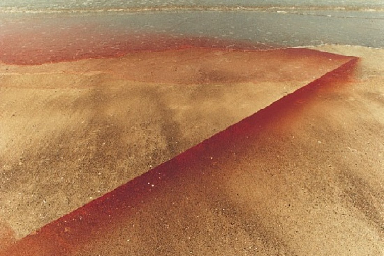 Instalación “Wind Painting VII” realizada por Bob Verschueren con polvo de óxido
