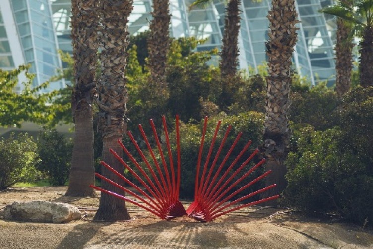 Fotografía de las instalaciones “The Worker’s Wings” y “Water Lilies”, de Ecos de la memoria.